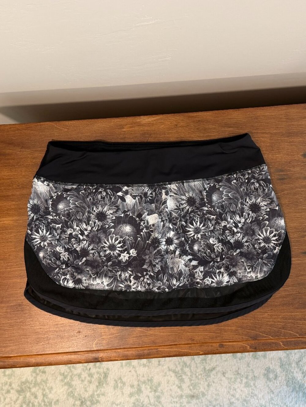Lululemon tennis skort Hotty Hot Skirt 4-way Stretch Flowabunga Black Angel Sz 8